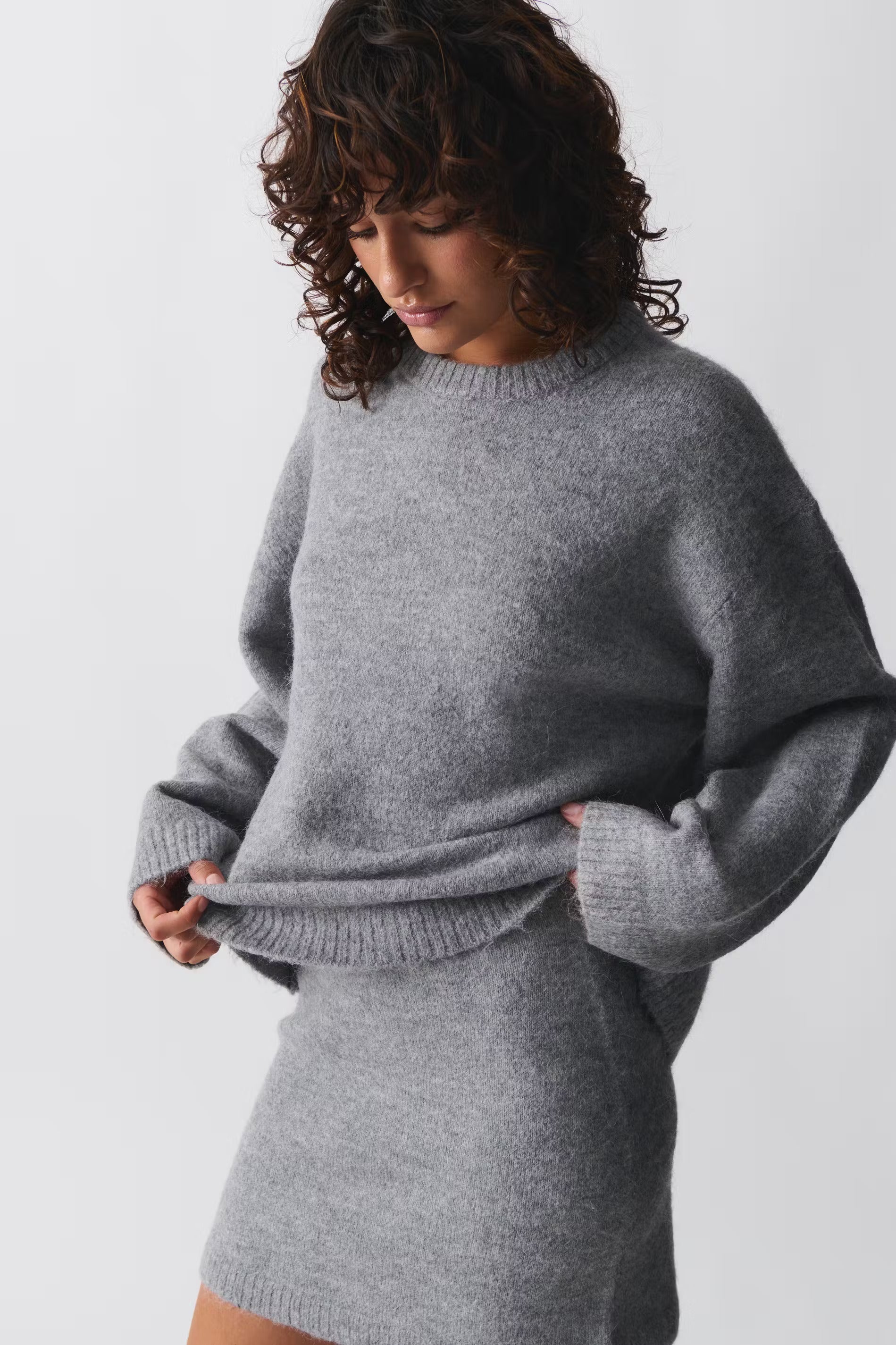 Trui grijze gebreide dames sweater voor- en zijkant
