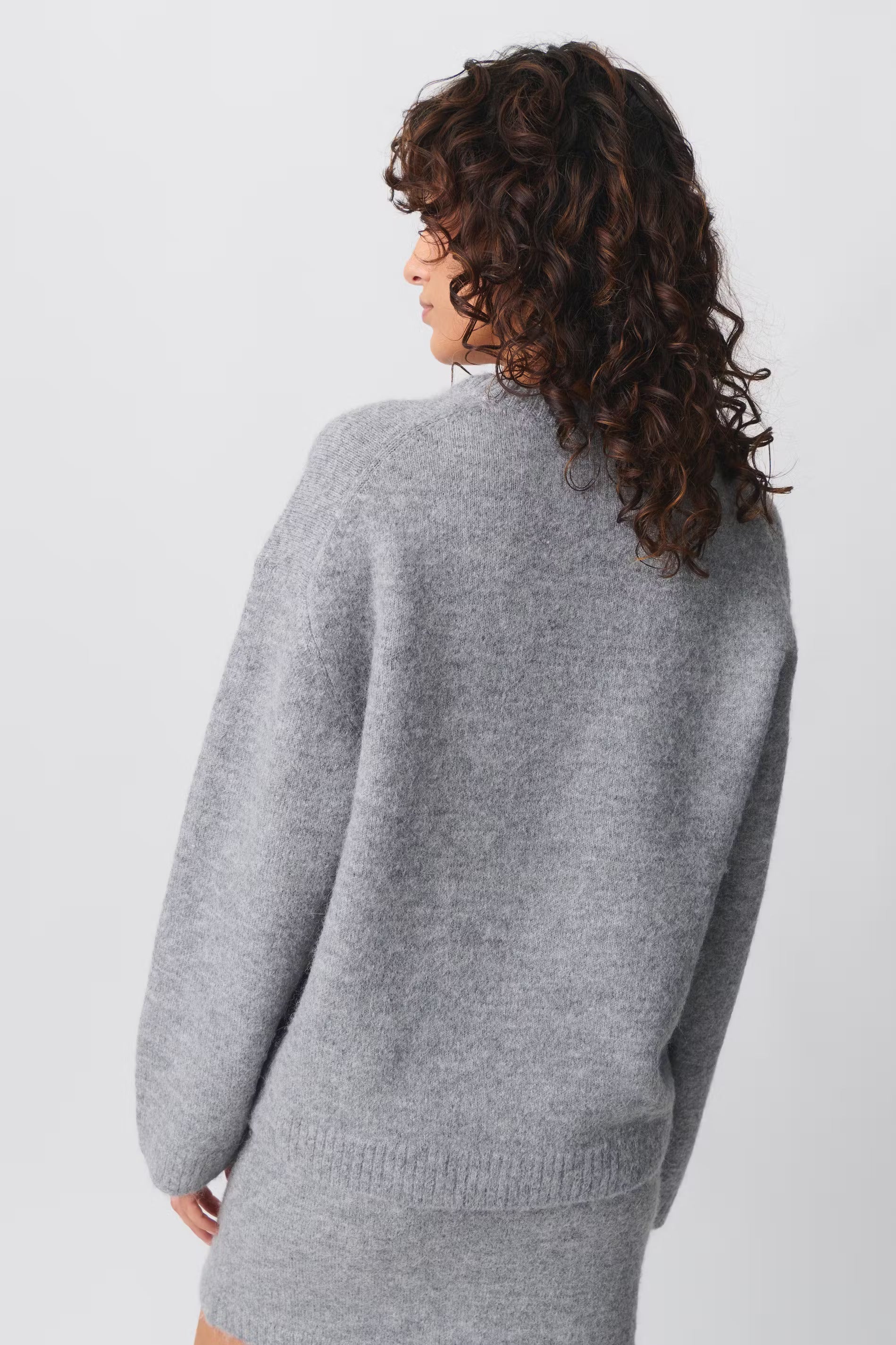 Trui grijze gebreide dames sweater achterzijde
