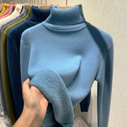 Lichtblauwe dames trui met hoge kraag en fleece details detail shot