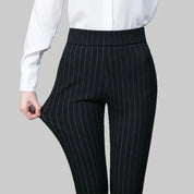 Elastische broek zwart met witte strepen close-up detail