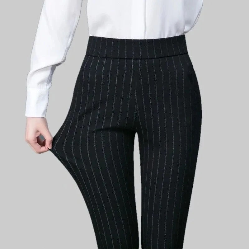 Elastische broek zwart met witte strepen close-up detail