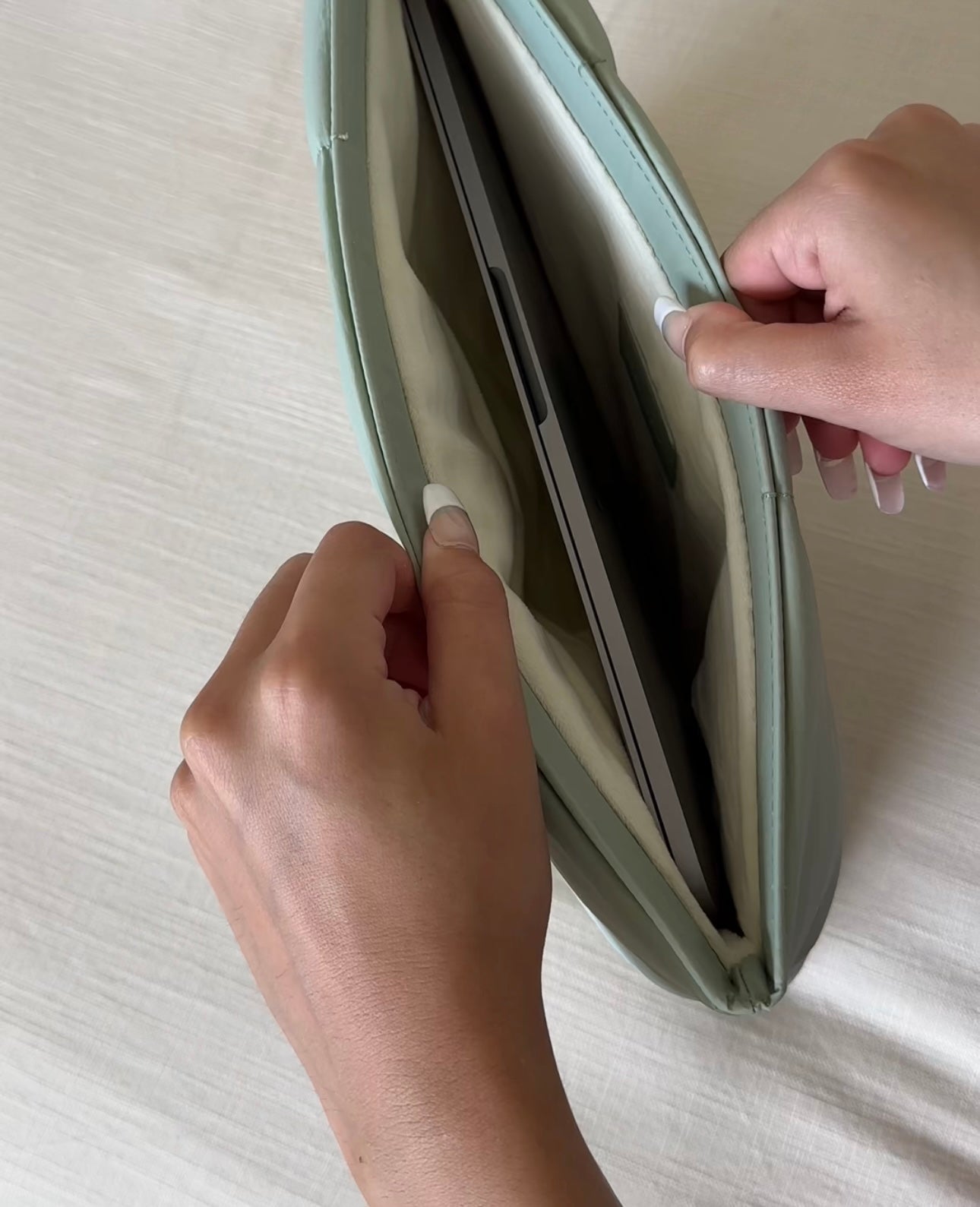 Laptophoes Billie pastelgroen dichtgeklapt detail