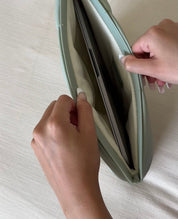 Laptophoes Billie pastelgroen dichtgeklapt detail