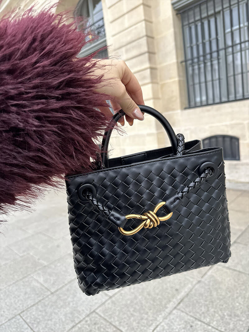 Dames handtas zwart gevlochten met gouden details front view