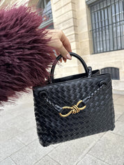 Dames handtas zwart gevlochten met gouden details front view