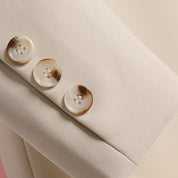 Blazer met beige knopen detail shot