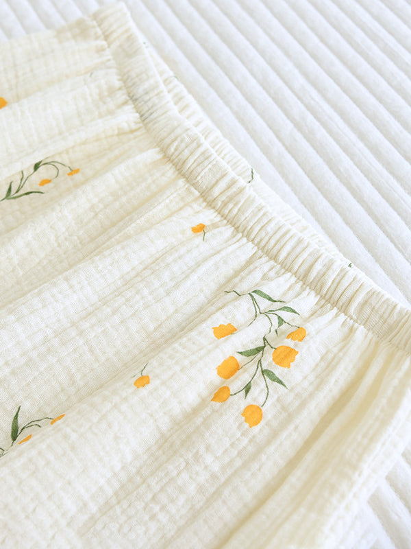 Pyjama set wit met gele bloemen borduurwerk detail shot