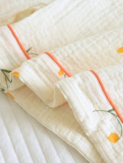 Pyjama set wit met oranje accenten en fruitprint detail shot