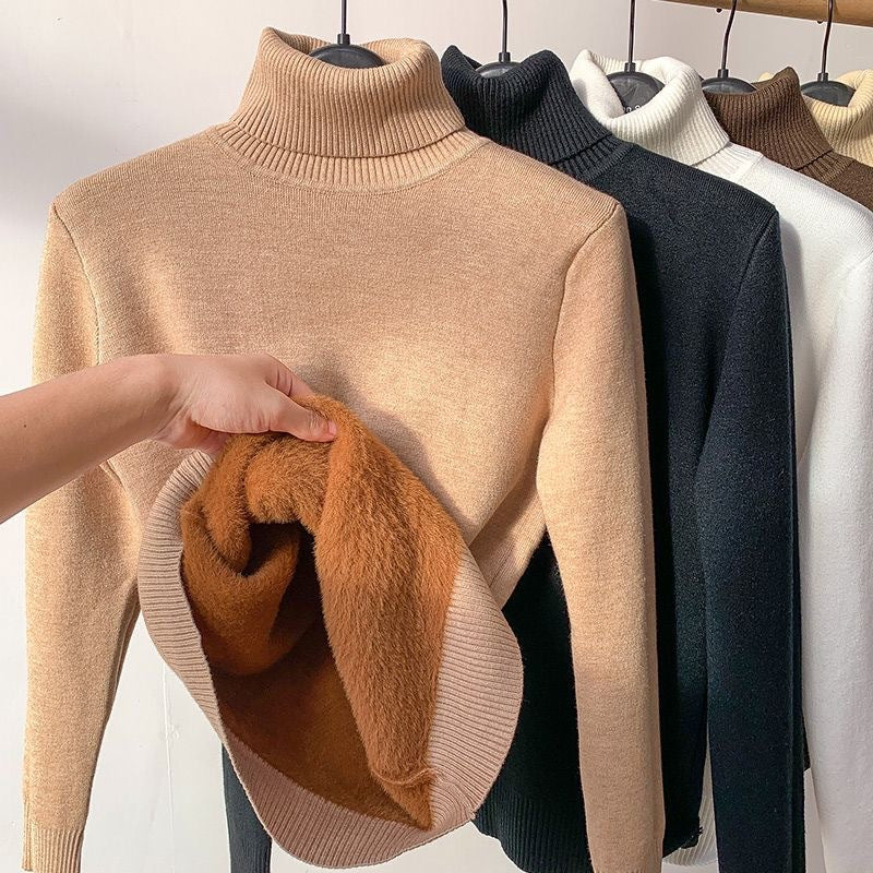 Dames trui met hoge hals in beige, zwart, wit en bruin, handpakkend detail