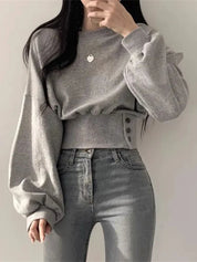 Grijze hoodie met knoopdetails en lange mouwen front view