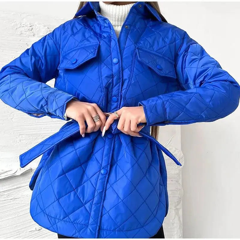 Blauwe gewatteerde jas met knoopsluiting en riem detail shot