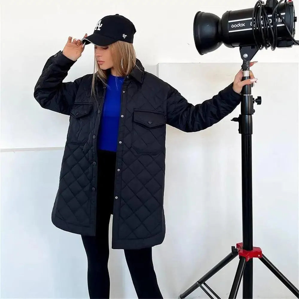 Dames jas gewatteerd zwart met knoopsluiting en zakken front view