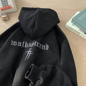 Hoodie zwart met witte print 'walkuptrend' vooraanzicht