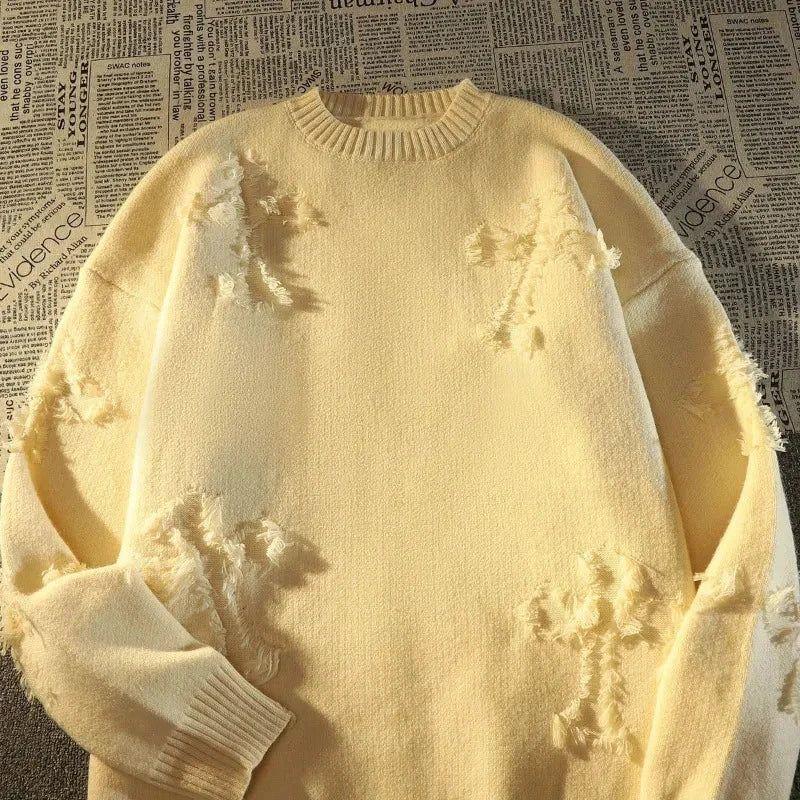 Gele gebreide sweater met franjes en scheuren, front view