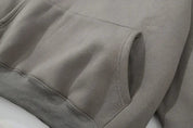 Grijze hoodie met zakken close-up detail
