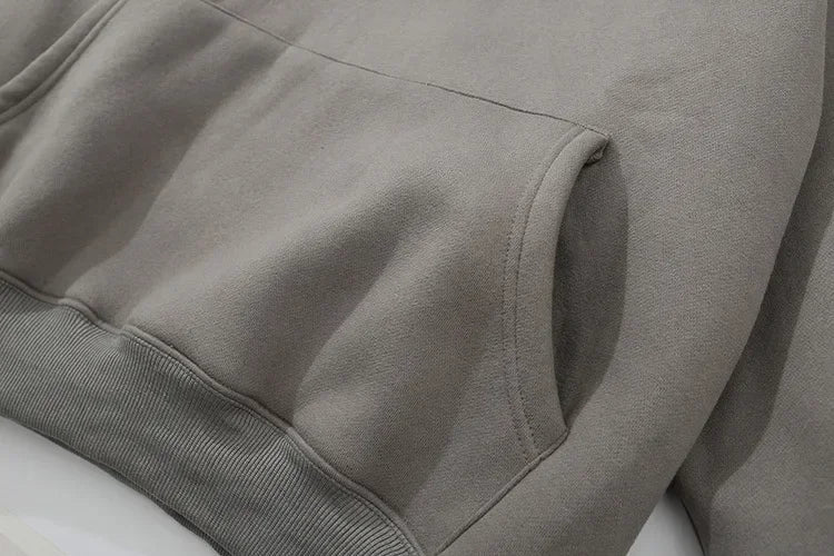 Grijze hoodie met zakken close-up detail