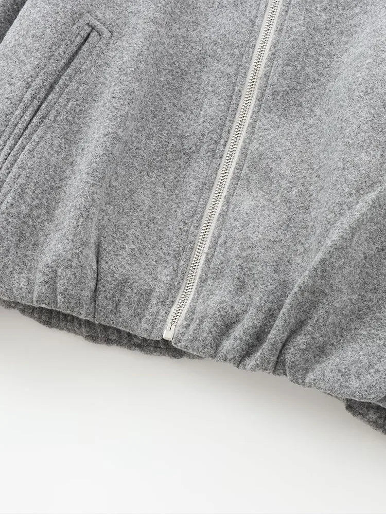 Grijze bomberjas met ritsdetail close-up