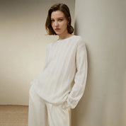 Trui witte kabeltricot met ronde hals en lange mouwen front view