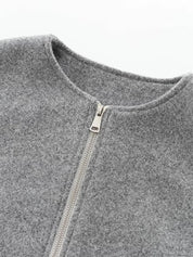 Grijze bomberjas met ritsdetail close-up