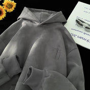 Grijze hoodie met capuchon en minimalistisch borduurwerk detail shot