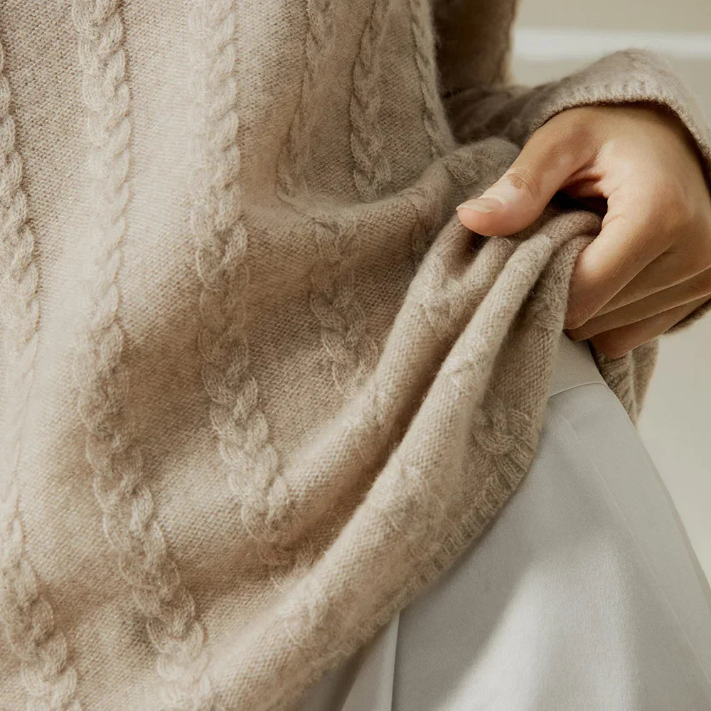 Trui met kabelpatroon beige detail shot
