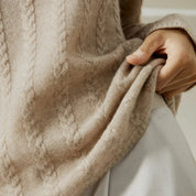 Trui met kabelpatroon beige detail shot
