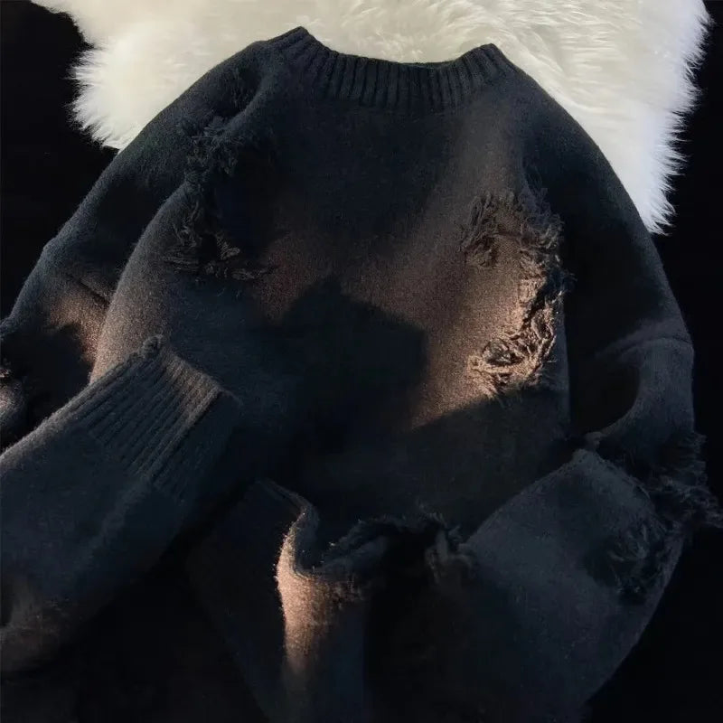 Sweater donkerblauw met scheuren en franjes detail shot