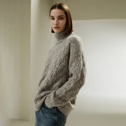 Gebreide trui grijs met hoge hals en textuur front view