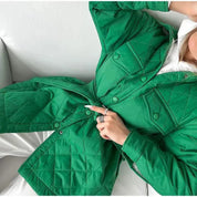 Gewatteerde jas groen met knoopsluiting detail shot