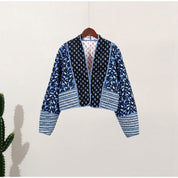 Tweezijdige damesjas blauw met patroon en contrastbanden hangend