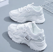 Witte sneakers met textuurpatroon en dikke zool detail shot