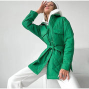 Gewatteerde jas groen met knoopsluiting en ruime zakken front view