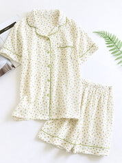 Pyjama set wit met gele bloemen en groene details front view