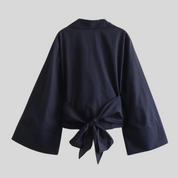 Katoenen damesblouse donkerblauw met strikdetail achterzijde