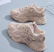 Sneakers beige textiel met dikke zool en lusjes vooraanzicht