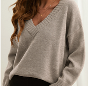 Kasjmier trui lichtgrijs V-hals zijprofiel