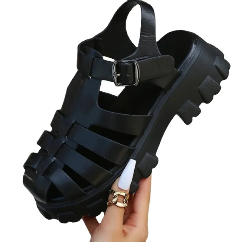 Zwarte sandalen met gesp en dikke zool vooraanzicht