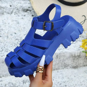 Blauwe sandalen met dikke zool en gesp detail shot