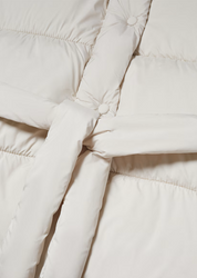 Dames pufferjas wit met pompons en knopen detail