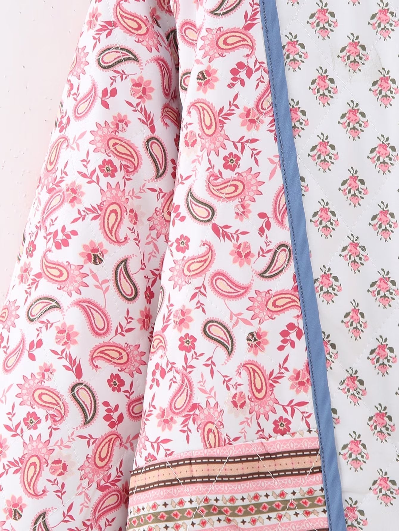 Tweezijdige damesjas met paisley en bloemenprint, detail shot