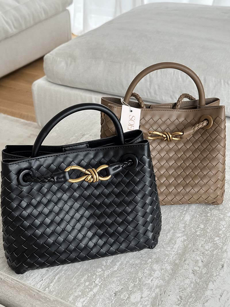 Handtas zwart en beige gevlochten leer met gouden details vooraanzicht
