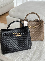 Handtas zwart en beige gevlochten leer met gouden details vooraanzicht