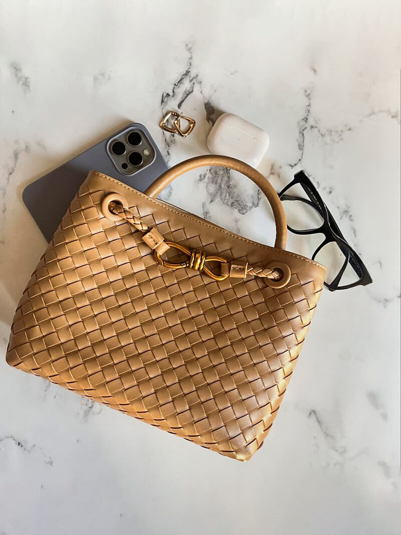 Dames handtas beige gevlochten detail bovenaanzicht