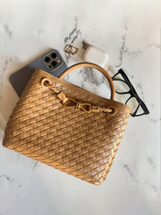 Dames handtas beige gevlochten detail bovenaanzicht