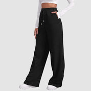 Damesbroek zwart met elastische taille en zakken, front view
