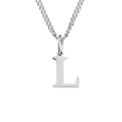 Halsketting met zilveren 'L'-letterhanger en kubusketting close-up