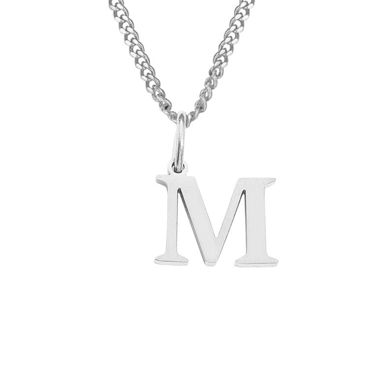 Halsketting met zilveren letter M detail shot