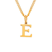 Halsketting goudkleurige ketting met letter E hangertje close-up