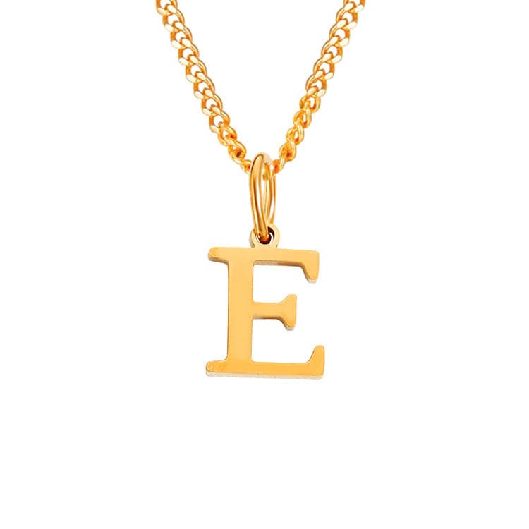 Halsketting goudkleurige ketting met letter E hangertje close-up