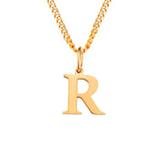 Halsketting met gouden 'R' hangertje en kubusketting close-up